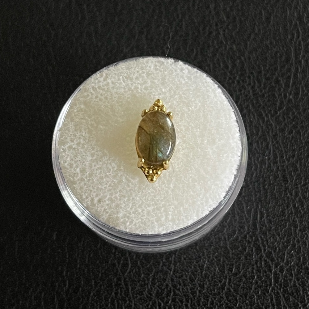 Anatometal FaraTa in 18K Gold with Oval Labradorite Cabochon